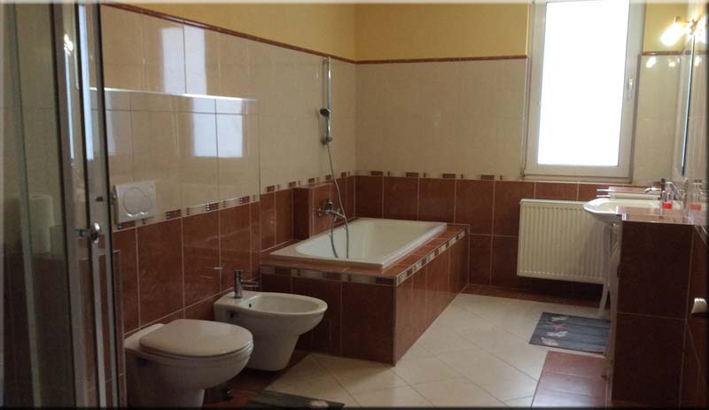 Ein Badezimmer in der Pension Miltenberg Da Massimo ... 